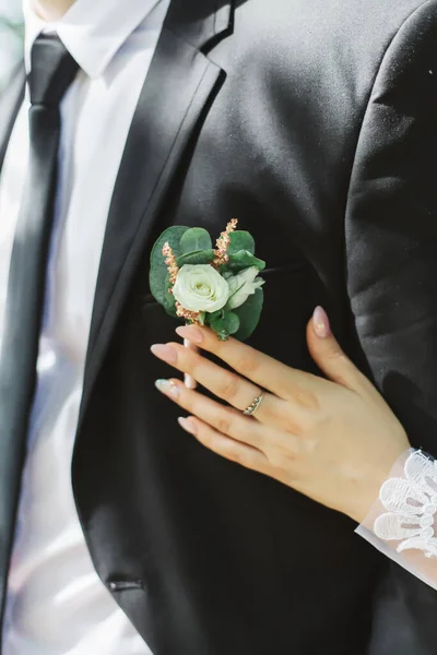 Brudgummen Kostym Slips Och Med Ett Knapphål Upplyst Solens Strålar — Stockfoto