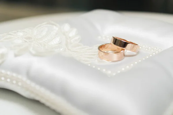 Anillos Oro Brillante Boda Encuentran Una Almohada Blanca Atada Con — Foto de Stock