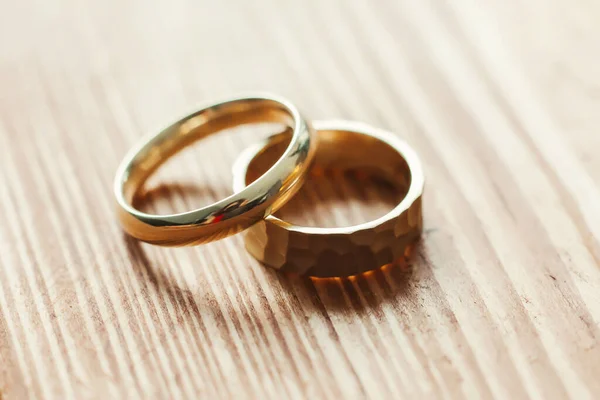 Golden Wedding Rings Lie Wooden Table Macro Photography — Stock Photo, Image