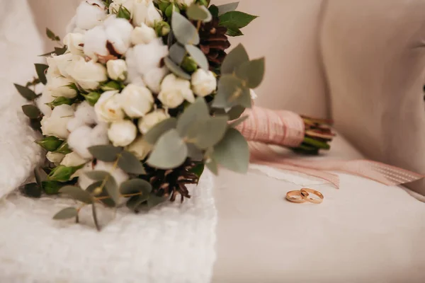 Guld Vigselringar Ligger Varandra Nära Stor Vacker Bröllopsbukett Bestående Vita — Stockfoto