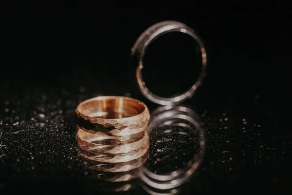 Wedding Rings Black Mirror Table Reflects Them Several Times Macro — Stock Photo, Image