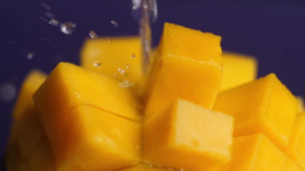 Agua Con Salpicaduras Vierte Sobre Jugoso Mango Picado Naranja Sobre — Vídeos de Stock