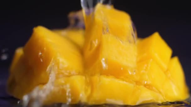 Water Met Spetters Giet Oranje Sappige Blokjes Gesneden Mango Een — Stockvideo