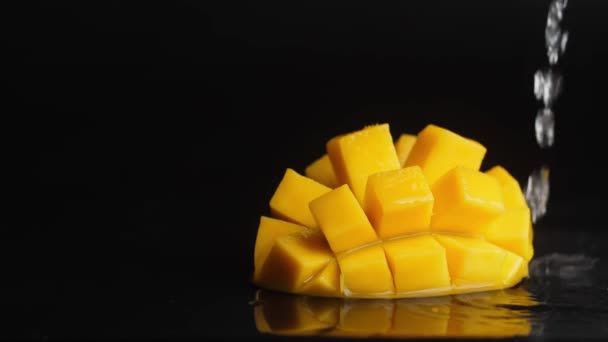 Wasser Mit Spritzern Ergießt Sich Auf Orange Saftig Gewürfelte Mango — Stockvideo