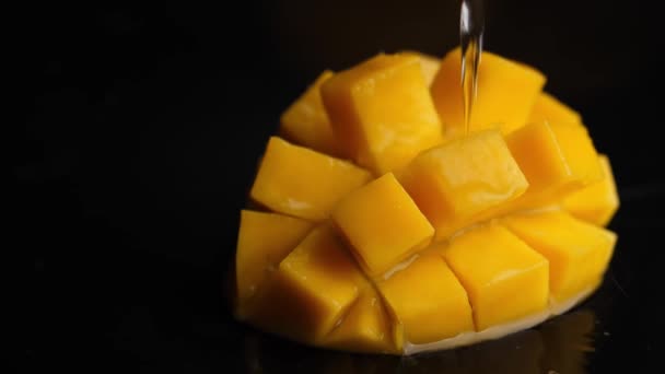 Acqua Con Spruzzi Versa Mango Dadini Succoso Arancione Uno Sfondo — Video Stock