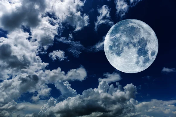 Суперлуние Фоне Ночного Неба Облаками — стоковое фото