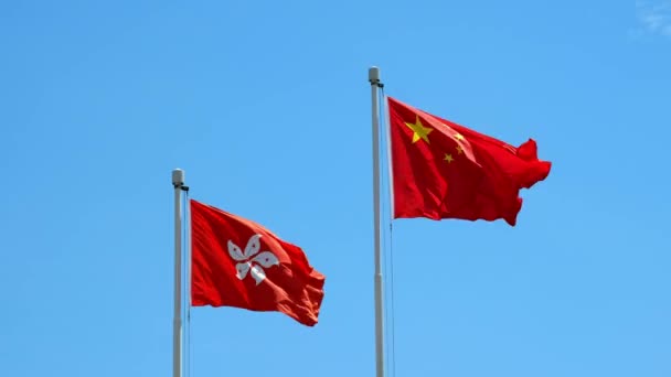 Hong Kong Bandeira Chinesa Com Céu Azul — Vídeo de Stock