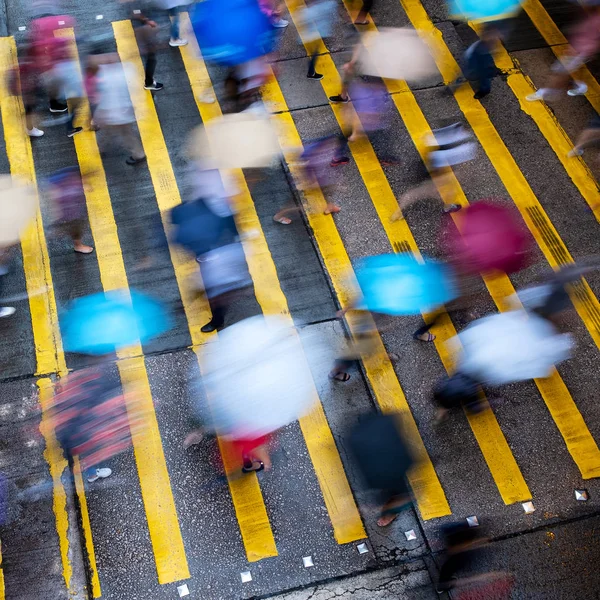 Moción Borrosa Peatones Cruzando Calle Hong Kong Lluvia —  Fotos de Stock