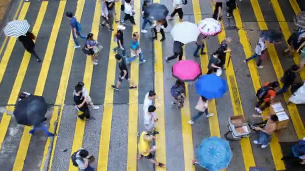 Kowloon Hong Kong Giugno 2018 Pedoni Attraversano Hong Kong Sotto — Video Stock