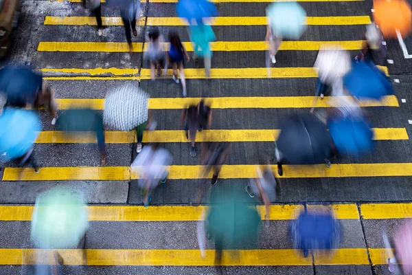Hong Kong Yağmurda Geçerken Bulanık Hareket Yayalar — Stok fotoğraf