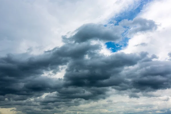 Schwarze Gewitterwolke Himmel — Stockfoto