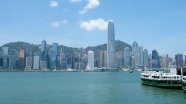 Hong Kong - 31 Mayıs 2018: Victoria Limanı ve Hong Kong Adası manzarası. Hong Kong en yoğun nüfuslu şehir biridir.