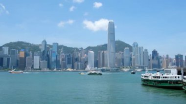 Hong Kong - 31 Mayıs 2018: Victoria Limanı ve Hong Kong Adası manzarası. Hong Kong en yoğun nüfuslu şehir biridir.
