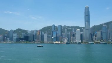 Hong Kong - 31 Mayıs 2018: Victoria Limanı ve Hong Kong Adası manzarası. Hong Kong en yoğun nüfuslu şehir biridir.