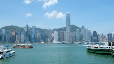 Hong Kong - 31 Mayıs 2018: Victoria Limanı ve Hong Kong Adası manzarası. Hong Kong en yoğun nüfuslu şehir biridir.