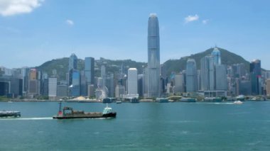 Hong Kong - 31 Mayıs 2018: Victoria Limanı ve Hong Kong Adası manzarası. Hong Kong en yoğun nüfuslu şehir biridir.