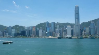 Hong Kong - 31 Mayıs 2018: Victoria Limanı ve Hong Kong Adası manzarası. Hong Kong en yoğun nüfuslu şehir biridir.