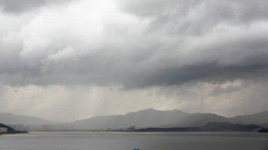 Dağ - Timelapse üzerinde ağır yağmur fırtınası