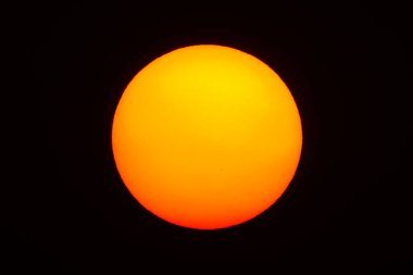 Siyah arka plan ile büyük kırmızı güneş izole