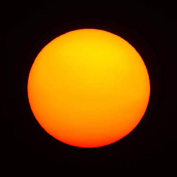 Aislar Gran Sol Rojo Con Fondo Negro — Foto de Stock