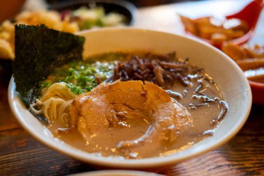 Japon ramen noodle ile Kızartma domuz