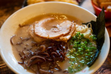 Japon ramen noodle ile Kızartma domuz