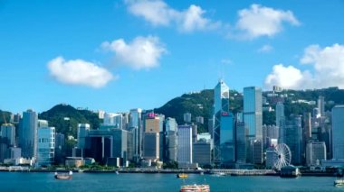 Hong Kong, Çin - 28 Temmuz 2018: Victoria Limanı ve Hong Kong Adası manzarası. Hong Kong en yoğun nüfuslu şehir biridir.