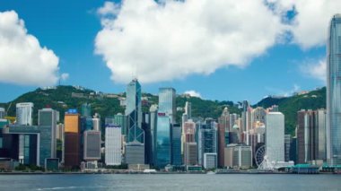 Hong Kong, Çin - 08 Haziran 2017: Victoria Limanı ve Hong Kong Adası manzarası. Hong Kong en yoğun nüfuslu şehir biridir.