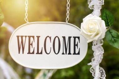 Hoş geldiniz işareti ile beyaz gül çiçek