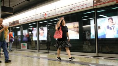 Hong Kong - Sham Shui Po Mtr İstasyonu Hong Kong, Çin için platform üzerinde 24 Ağustos 2018:Commuters