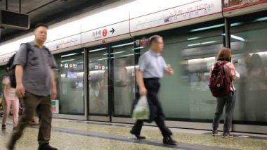 Hong Kong - Sham Shui Po Mtr İstasyonu Hong Kong, Çin için platform üzerinde 24 Ağustos 2018:Commuters