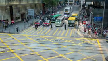 Yayalar, otobüs ve trafik içinde merkez ilçe Hong Kong - timelapse