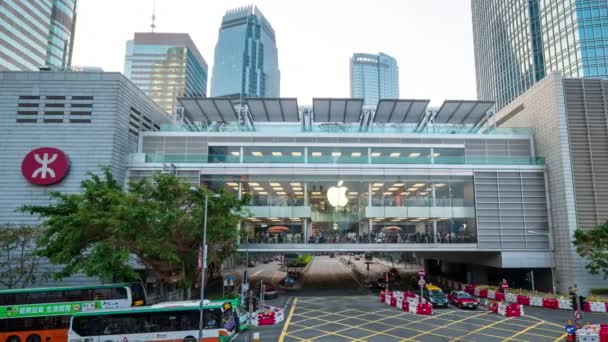 中国香港 2018年10月02日 位于香港中区的苹果专卖店 Iphone Ipad 在香港很受欢迎 苹果店里的许多人 — 图库视频影像