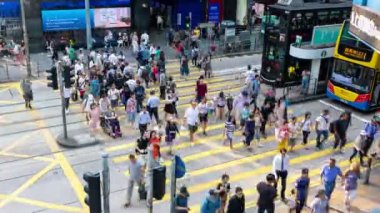Yayalar, otobüs ve trafik içinde merkez ilçe Hong Kong - timelapse