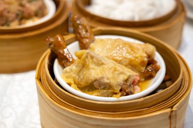 Haşlanmış soya fasulyesi Sac Rulo ördek ile ayaklar (ayakları kapalı kızarmış ördek ayağı, tavuk, taro, jambon ve kuru fasülye örtüyle sarılmış shiitake mantar.)