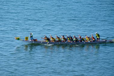 Tolo Harbour, Hong Kong, Çin - 2 Aralık 2018: 9 th Hong Kong Yarım maraton Dragon Tekne Şampiyonası organize Pazar günü. İki mesafeler Yarı maraton 21.0975 km ve 10 km. Hakem zaten cehennemlik yarış.