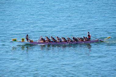 Tolo Harbour, Hong Kong, Çin - 2 Aralık 2018: 9 th Hong Kong Yarım maraton Dragon Tekne Şampiyonası organize Pazar günü. İki mesafeler Yarı maraton 21.0975 km ve 10 km. Hakem zaten cehennemlik yarış.