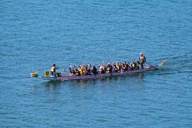 Tolo Harbour, Hong Kong, Çin - 2 Aralık 2018: 9 th Hong Kong Yarım maraton Dragon Tekne Şampiyonası organize Pazar günü. İki mesafeler Yarı maraton 21.0975 km ve 10 km. Hakem zaten cehennemlik yarış.