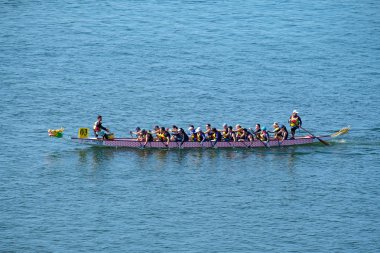 Tolo Harbour, Hong Kong, Çin - 2 Aralık 2018: 9 th Hong Kong Yarım maraton Dragon Tekne Şampiyonası organize Pazar günü. İki mesafeler Yarı maraton 21.0975 km ve 10 km. Hakem zaten cehennemlik yarış.