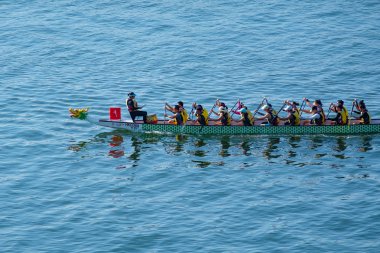 Tolo Harbour, Hong Kong, Çin - 2 Aralık 2018: 9 th Hong Kong Yarım maraton Dragon Tekne Şampiyonası organize Pazar günü. İki mesafeler Yarı maraton 21.0975 km ve 10 km. Hakem zaten cehennemlik yarış.