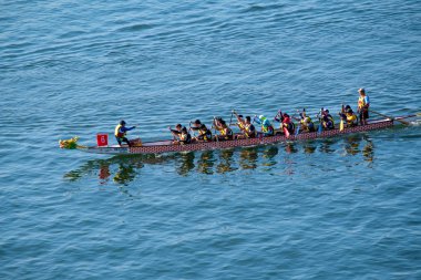 Tolo Harbour, Hong Kong, Çin - 2 Aralık 2018: 9 th Hong Kong Yarım maraton Dragon Tekne Şampiyonası organize Pazar günü. İki mesafeler Yarı maraton 21.0975 km ve 10 km. Hakem zaten cehennemlik yarış.