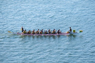 Tolo Harbour, Hong Kong, Çin - 2 Aralık 2018: 9 th Hong Kong Yarım maraton Dragon Tekne Şampiyonası organize Pazar günü. İki mesafeler Yarı maraton 21.0975 km ve 10 km. Hakem zaten cehennemlik yarış.