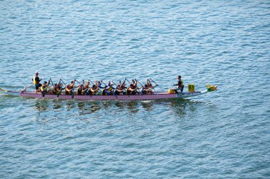 Tolo Harbour, Hong Kong, Çin - 2 Aralık 2018: 9 th Hong Kong Yarım maraton Dragon Tekne Şampiyonası organize Pazar günü. İki mesafeler Yarı maraton 21.0975 km ve 10 km. Hakem zaten cehennemlik yarış.