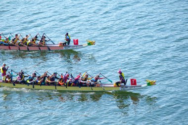 Tolo Harbour, Hong Kong, Çin - 2 Aralık 2018: 9 th Hong Kong Yarım maraton Dragon Tekne Şampiyonası organize Pazar günü. İki mesafeler Yarı maraton 21.0975 km ve 10 km. Hakem zaten cehennemlik yarış.