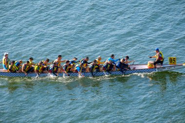 Tolo Harbour, Hong Kong, Çin - 2 Aralık 2018: 9 th Hong Kong Yarım maraton Dragon Tekne Şampiyonası organize Pazar günü. İki mesafeler Yarı maraton 21.0975 km ve 10 km. Hakem zaten cehennemlik yarış.