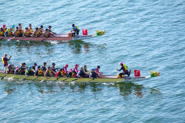 Tolo Harbour, Hong Kong, Çin - 2 Aralık 2018: 9 th Hong Kong Yarım maraton Dragon Tekne Şampiyonası organize Pazar günü. İki mesafeler Yarı maraton 21.0975 km ve 10 km. Hakem zaten cehennemlik yarış.
