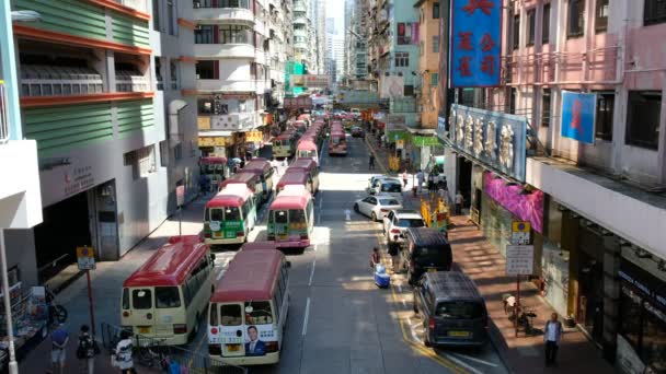 2017 モンコック香港 中国地区でにぎやかな通りに地元の小型バス 夕暮れ 混合物の古いと新しい多層建物 お店やレストランで旺角 — ストック動画