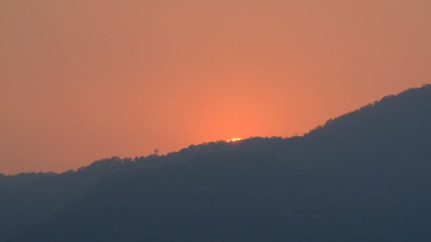 Vacker Orange Solnedgång Mulen Himmel — Stockvideo