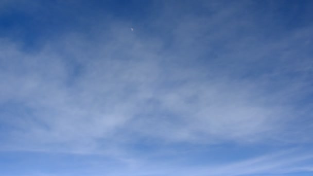 Wolken Ziehen Himmel Auf — Stockvideo