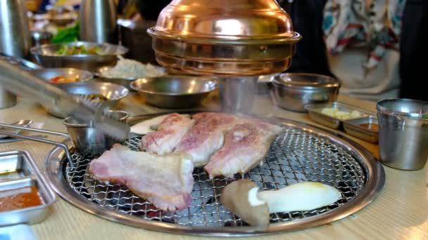 Korejské Barbecue Sporáky Chacoal Uvnitř Připravené Pro Yakiniku Jeju Bůček — Stock video